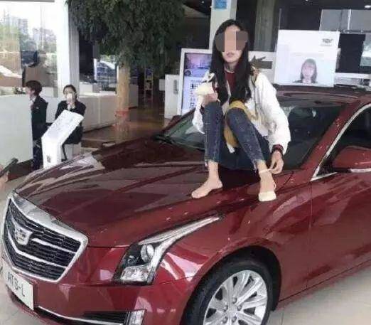 “要想维权快，坐上引擎盖？”各地掀起引擎盖维权效仿潮