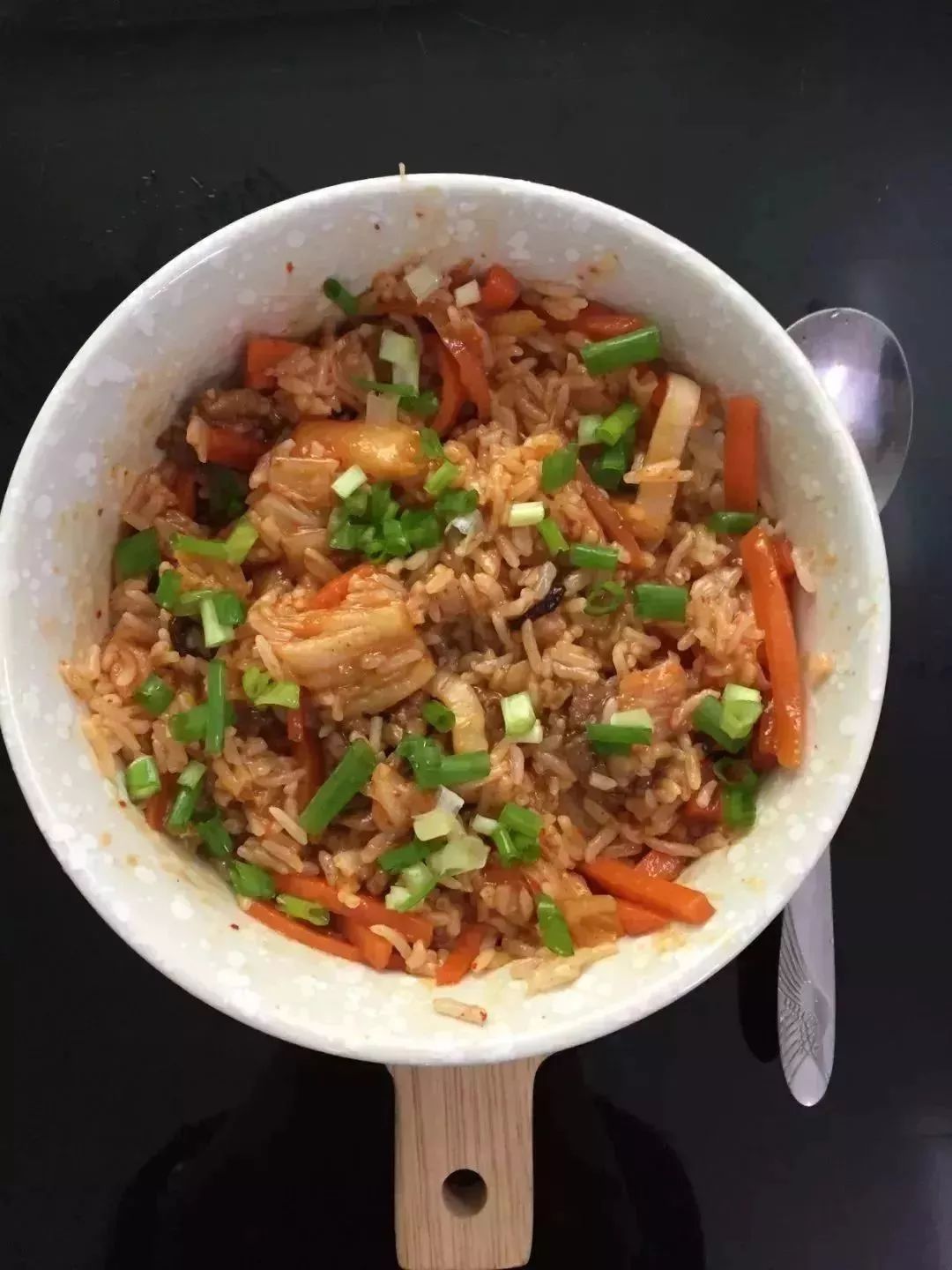 她连续三年，走遍大半个韩国学习传统泡菜，改良后的泡菜，要排单一个星期以上才能买到！