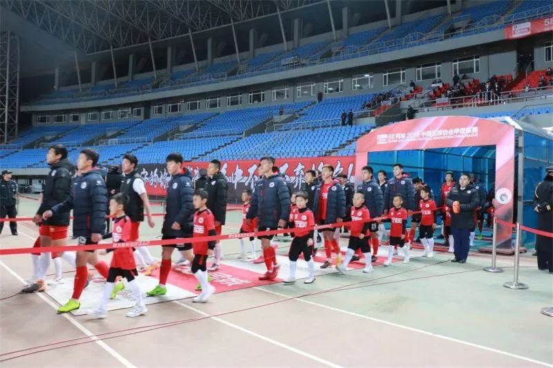 球员牵手球童,牵手球童名场面