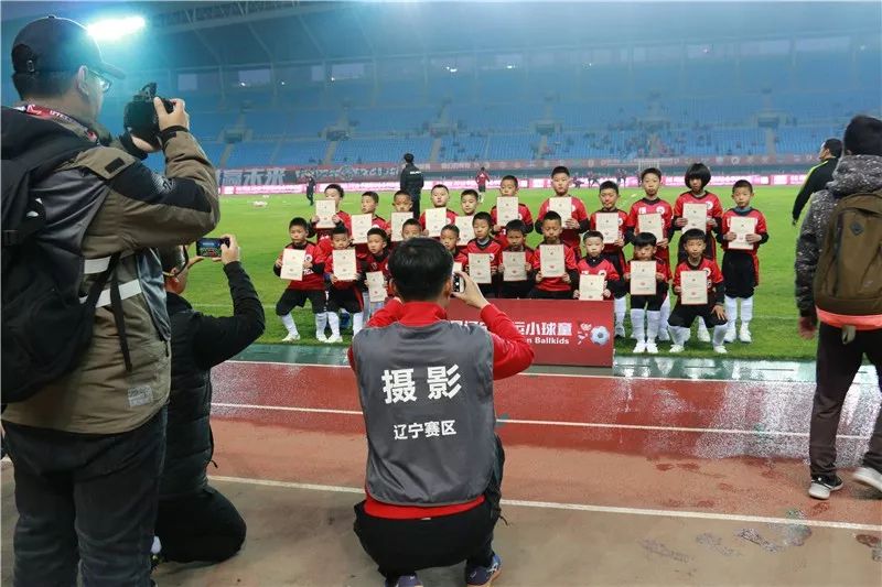 球员牵手球童,牵手球童名场面