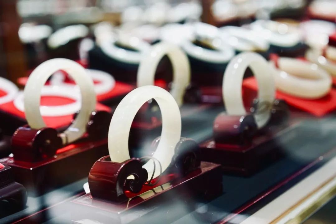 【双节钜惠】昌吉500个和田玉挂件免费送！和田玉低至三折起，进店即有好礼相赠！