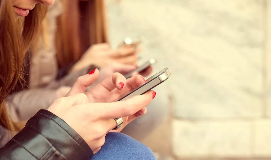 科学家称玩嗨了有助于学习，网友：我读书少别骗我丨夜听双语