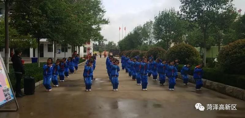 菏泽高新区举行全区中小学少先队标志礼仪互检互学互促活动