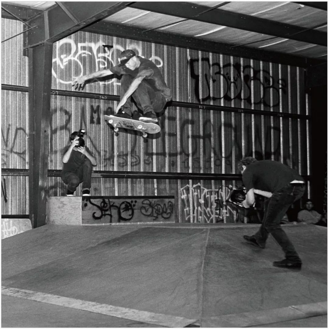 百褶裙搭配老爹凉鞋,秋冬新款时尚拼接百褶裙