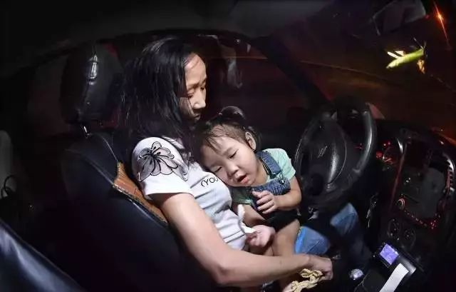 这19张照片暴露了父母的真面目,偷偷拍下的30张照片人性暴露无遗