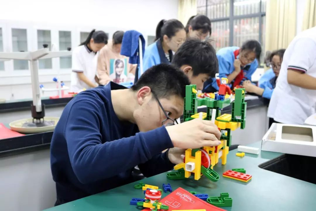 快乐体验快乐成长,快乐体验成长绘画二年级