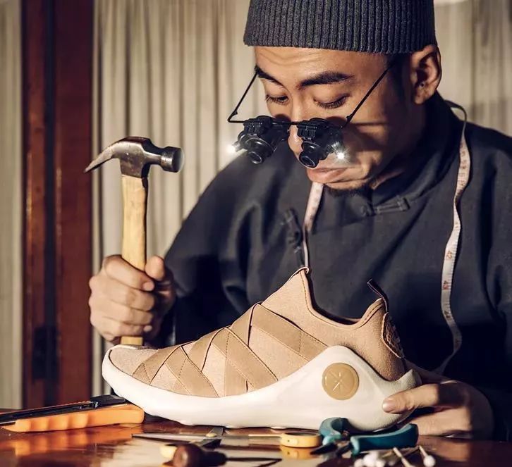 穿假鞋被人当众揭穿,穿假鞋被别人以为是真的