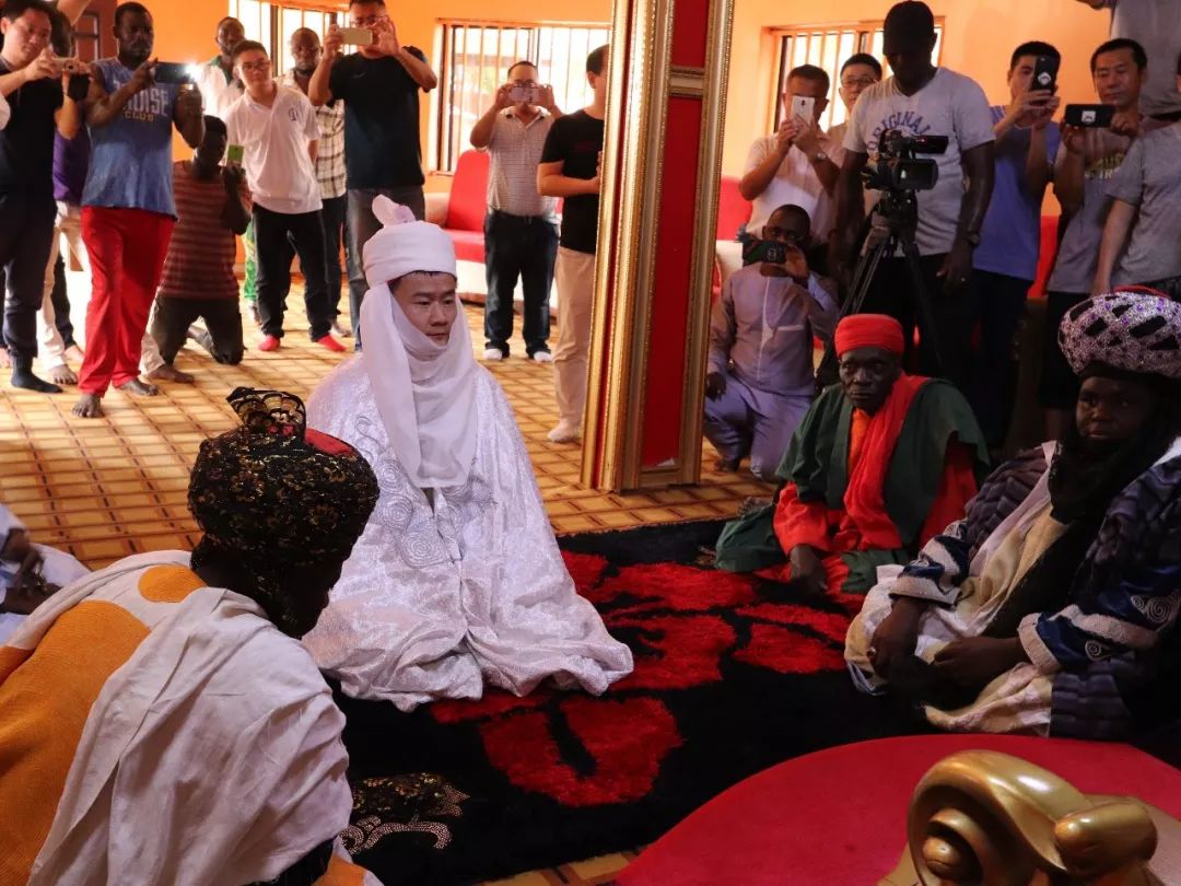 【万象】河南小伙被封非洲酋长:别人最关心“能娶几个媳妇”