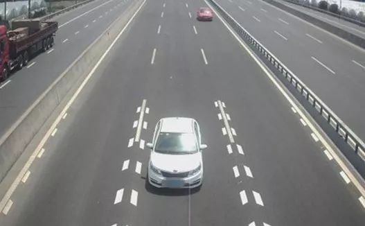 浙江温州一男子驾车,一男子高速上劫持未成年人