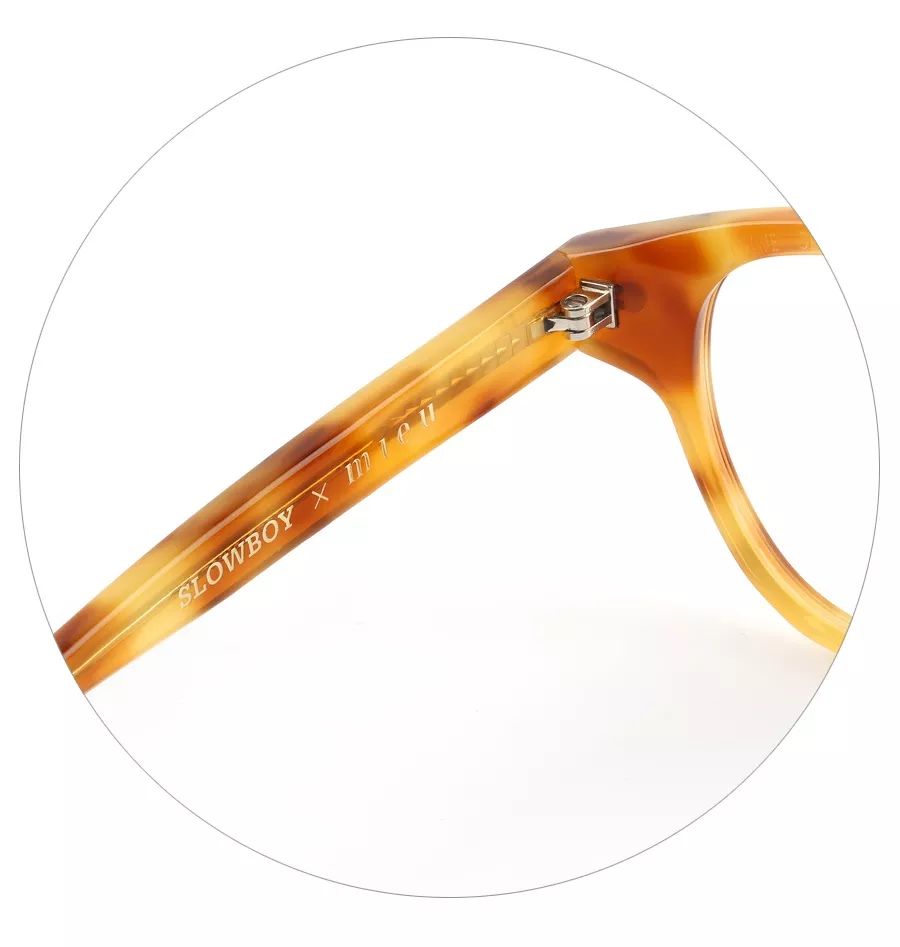 “诶？我的眼镜儿呢？”