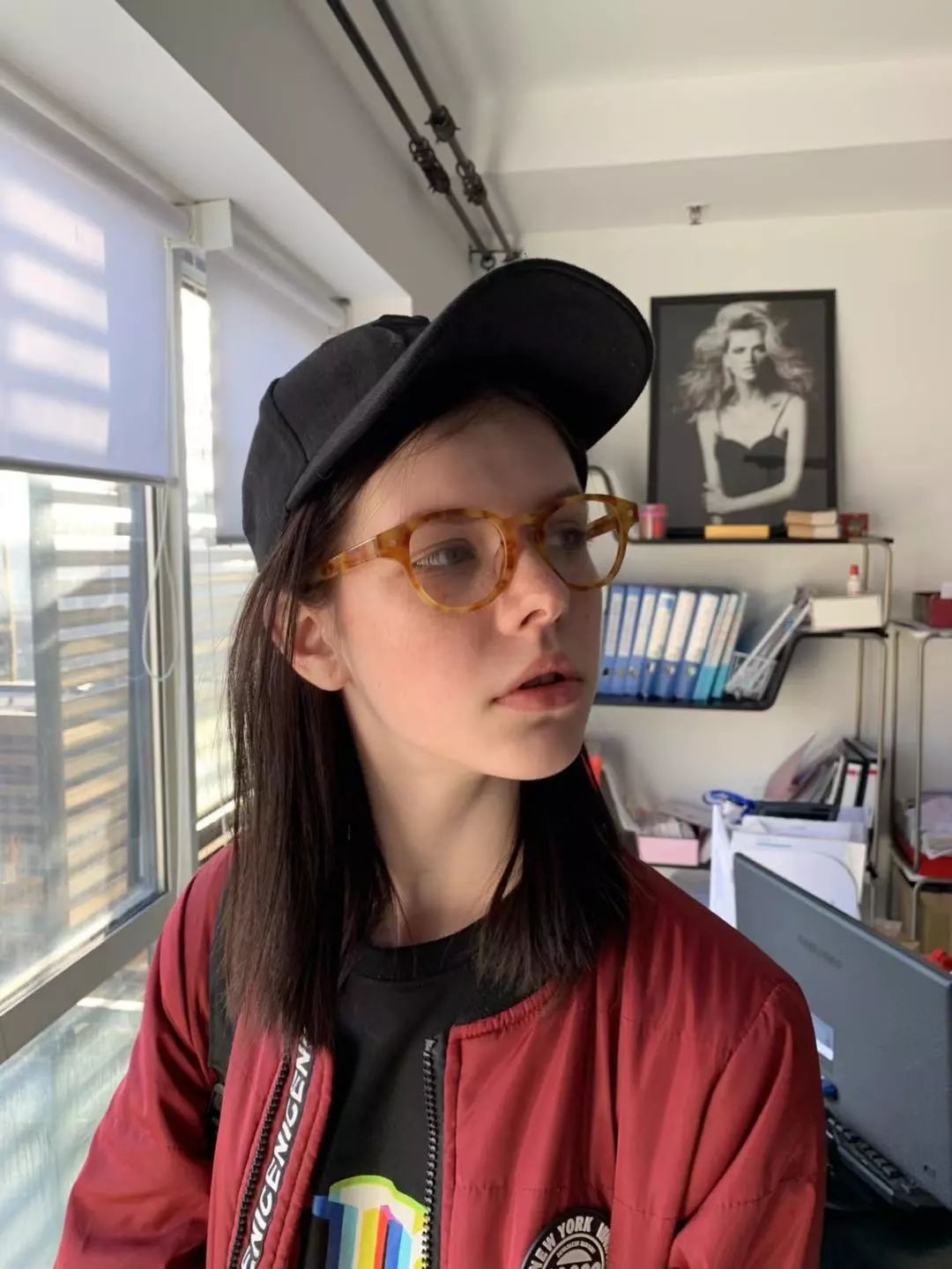 “诶？我的眼镜儿呢？”