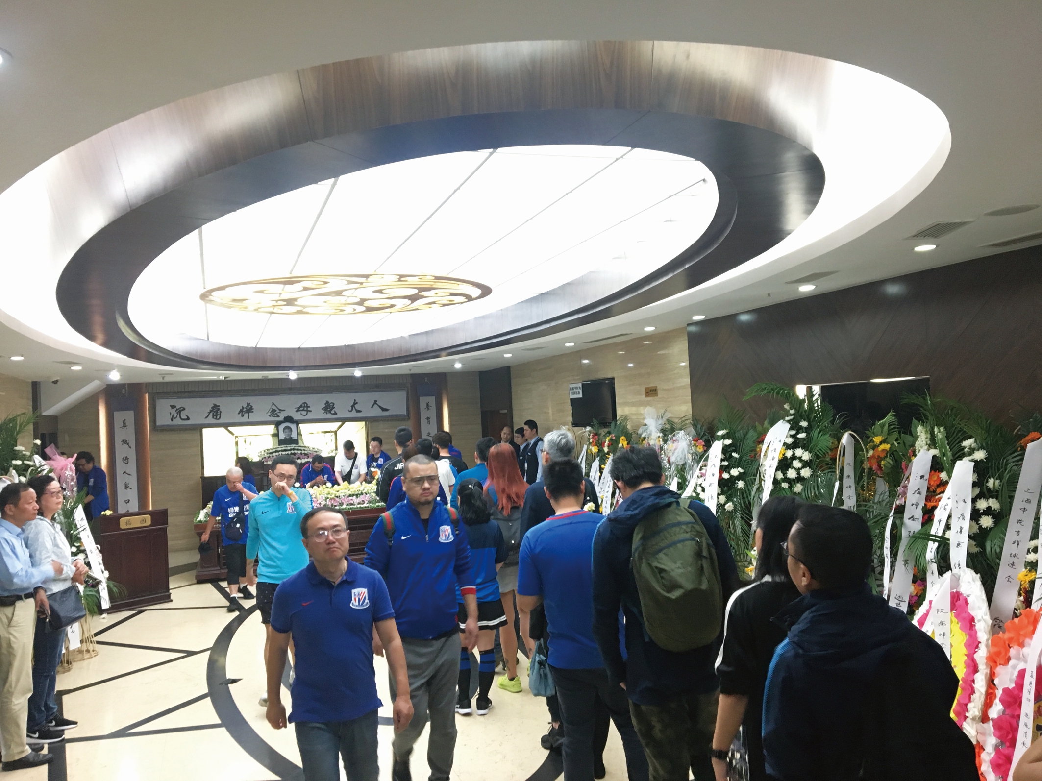 最美的花化成夜空最亮的星,王大雷送花篮哀悼张阿姨引球迷点赞