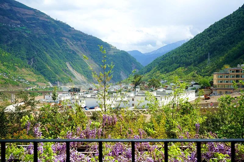 从丽江到茨中:菜场买恶魔果实、修道院酿酒士、高原油泼面……开启了无数的第一次|香格里拉环线(上)