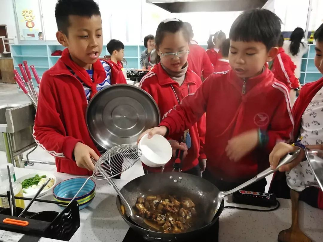 青少年很少参加劳动缺乏劳动意识,青少年对不珍惜劳动成果的看法