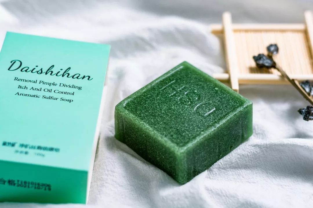 皮肤清洁出黑色的东西,皮肤挤出白色膏状很臭怎么办