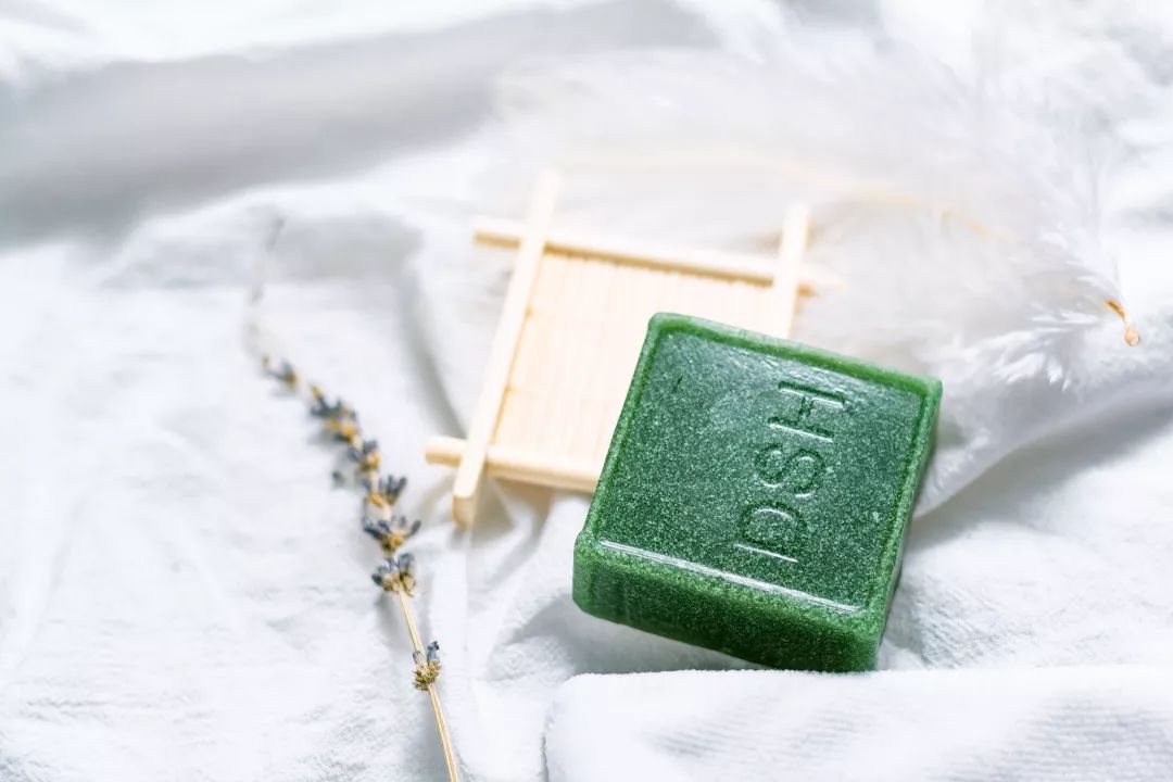 鼻尖挤出白色的是什么,鼻子上挤出的白丝怎么解决