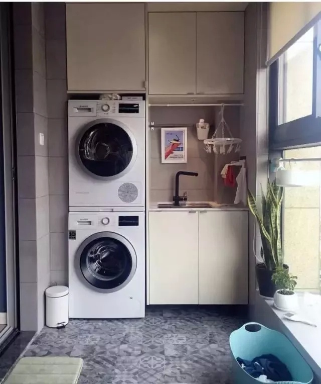 阳台晒衣服顺序,阳台上晒衣服的顺序有什么讲究吗