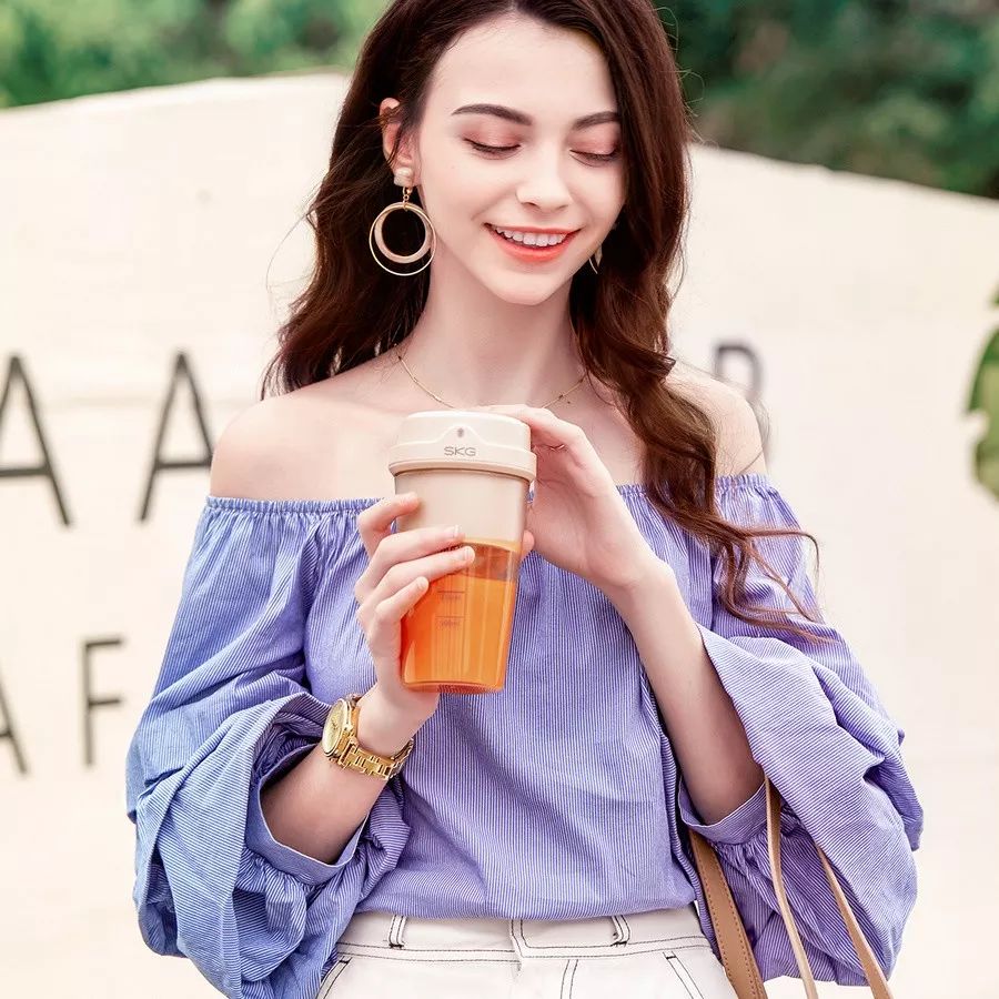 制作一杯很好喝的果汁,大家用榨汁杯榨好喝的果汁