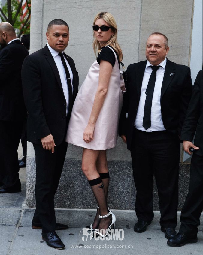 不怪奶奶夸“水晶娃娃”，祖鹅就是不会算账的小可爱呀