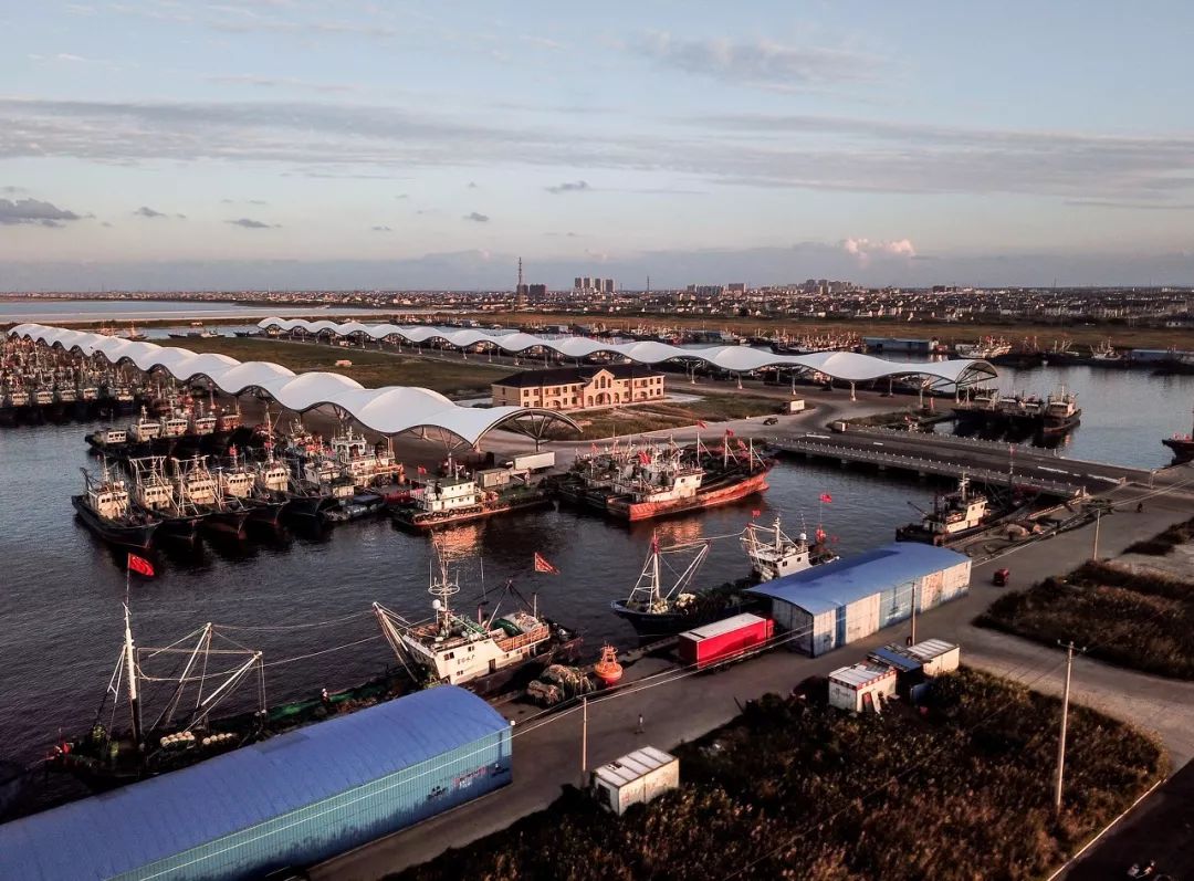 江苏同上海交界一桥之隔,上海苏州一河之隔