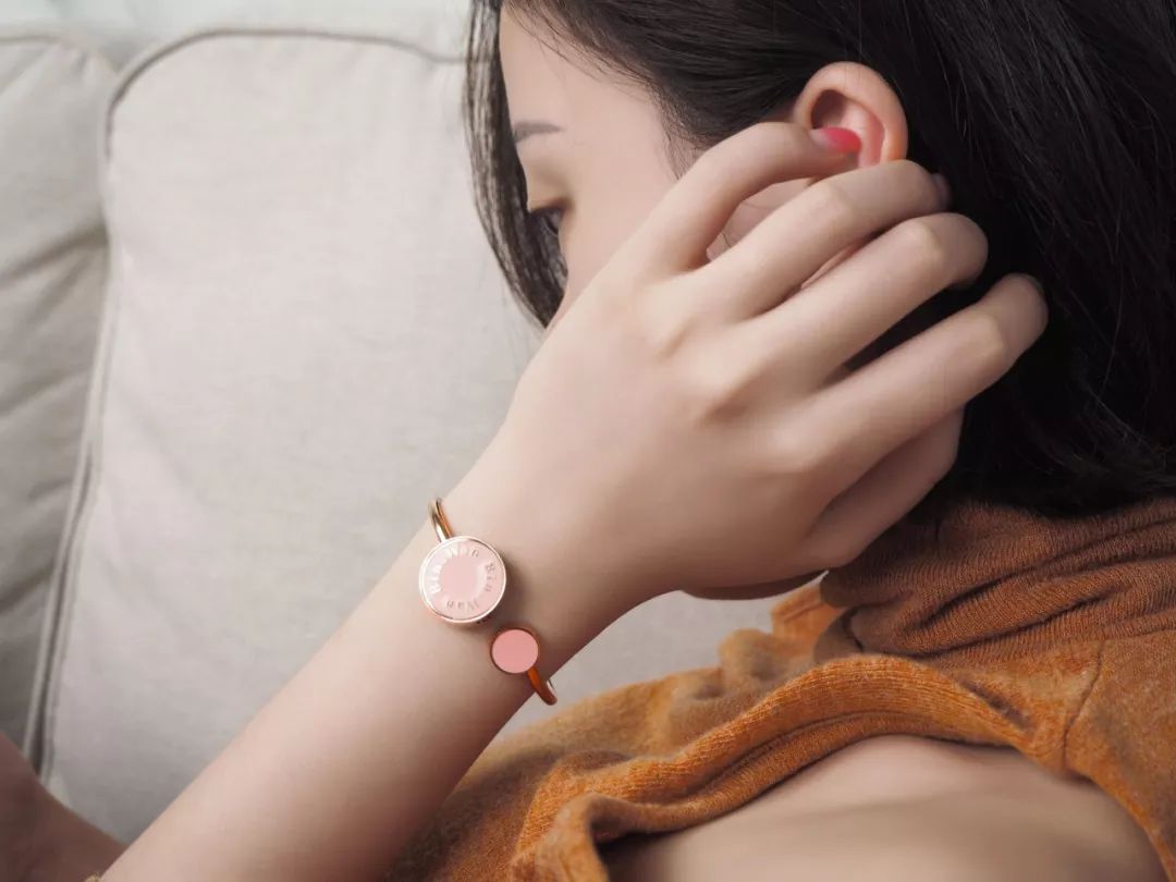 林允驱蚊手环测评,林允儿戴的银手环