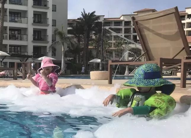 宝宝海边玩沙玩水,带娃最轻松方式莫过于挖沙