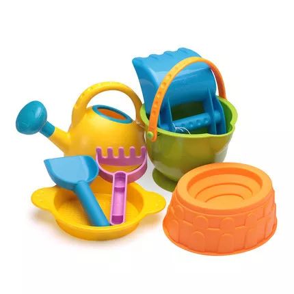 宝宝海边玩沙玩水,带娃最轻松方式莫过于挖沙