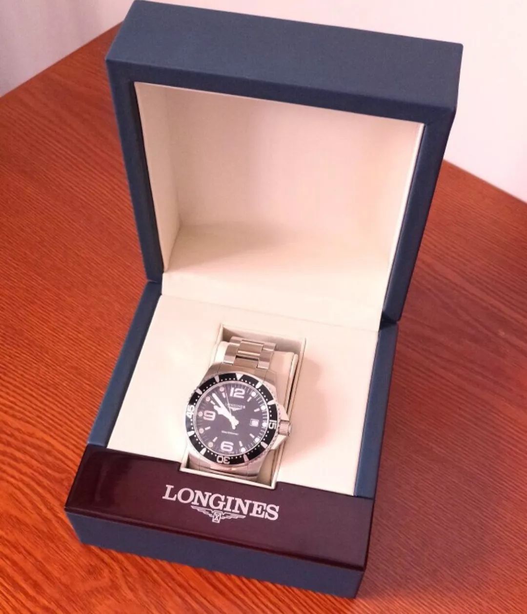 拎箱包的女人,女士买奢侈品包包还是买名表