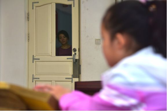 这19张照片暴露了父母的真面目,偷偷拍下的30张照片人性暴露无遗