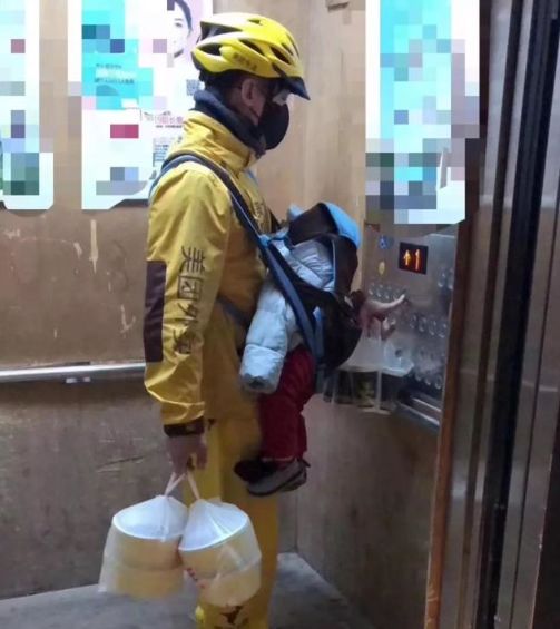 这19张照片暴露了父母的真面目,偷偷拍下的30张照片人性暴露无遗