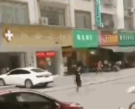 一群精神小伙打架路人拿关公刀,多人持棍棒打砸电动车