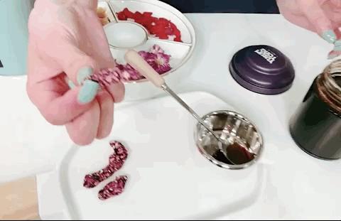 没有哪个女人能“笑”着走出这段时光，所有完美人设都是假装。