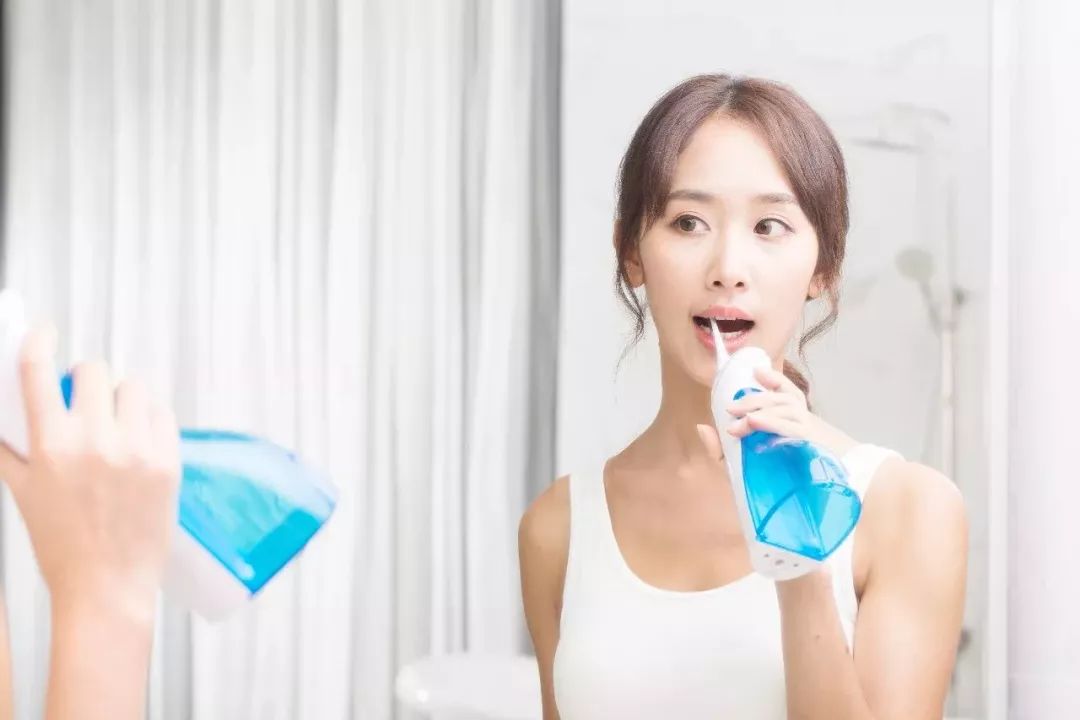 总被牙周炎、牙龈出血困扰?你可能需要冲牙器