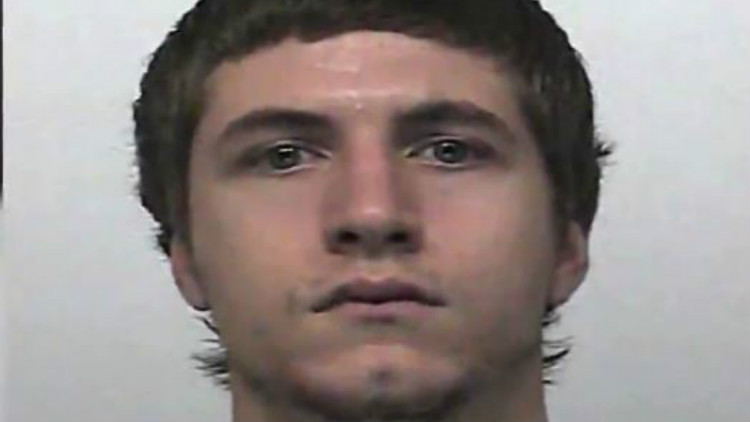 男子藏枪走火,男子裤子里藏毒