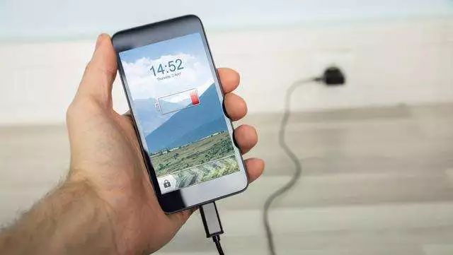 手机充电冒烟发烫,手机一晚上没关发烫到爆炸