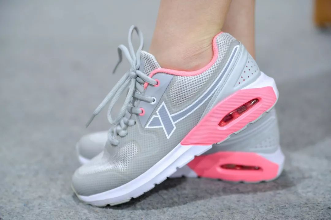 全场1折起！特步、金利来、碟愫、莱尔斯丹鞋子大特卖，最便只要50元！