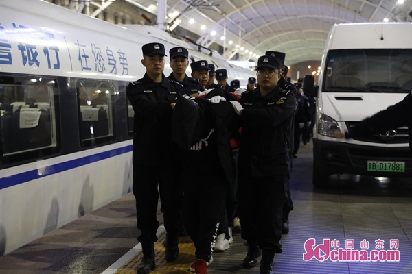 青岛警方破获一起特大诈骗,青岛警方破获一起诈骗案