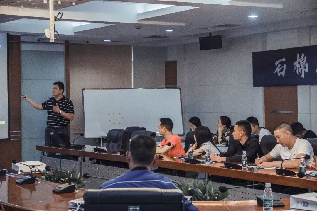 看表演吃美食,看表演吃自助的地方