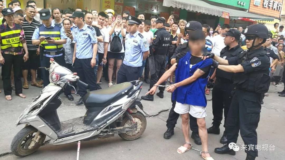 一群精神小伙打架路人拿关公刀,多人持棍棒打砸电动车