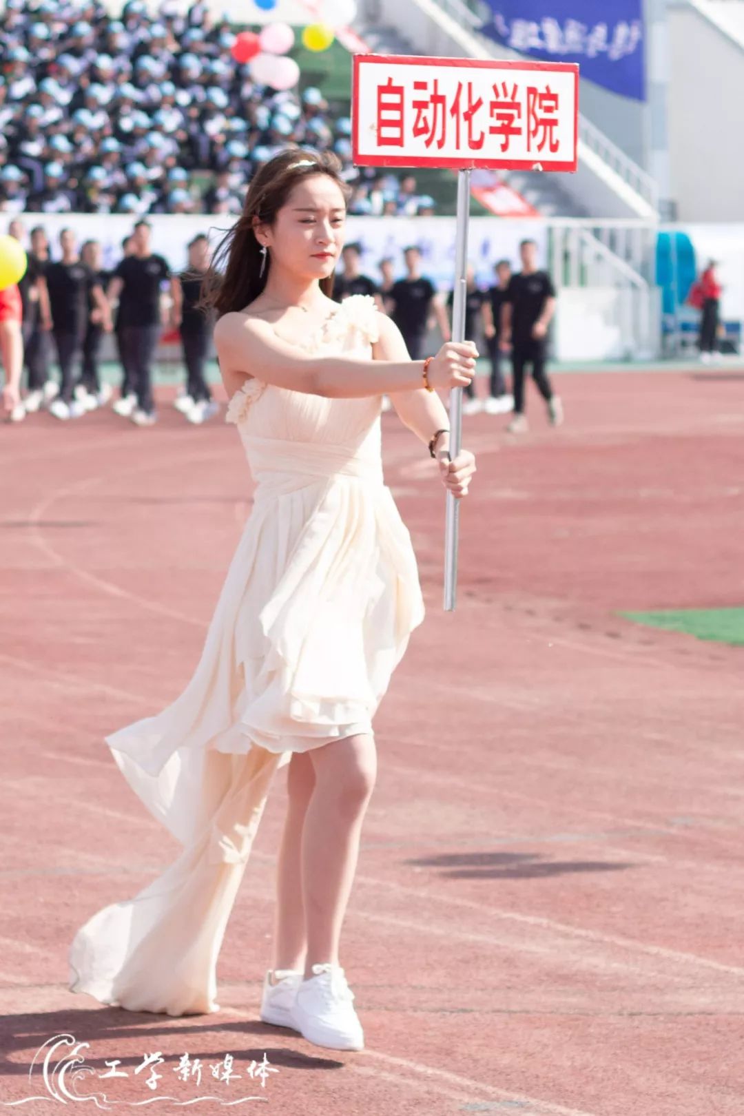 鍝堝皵婊ㄥ笀鑼冨ぇ瀛﹁繍鍔ㄤ細鍏堝濂崇,鍏堝濂崇