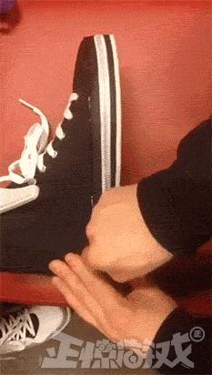 正惊GIF囧图：史上最硬核的学霸，女装大佬是怎么坐地铁的？