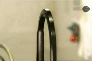 怎么把锁给拆下来,锁怎么一提就锁上呢