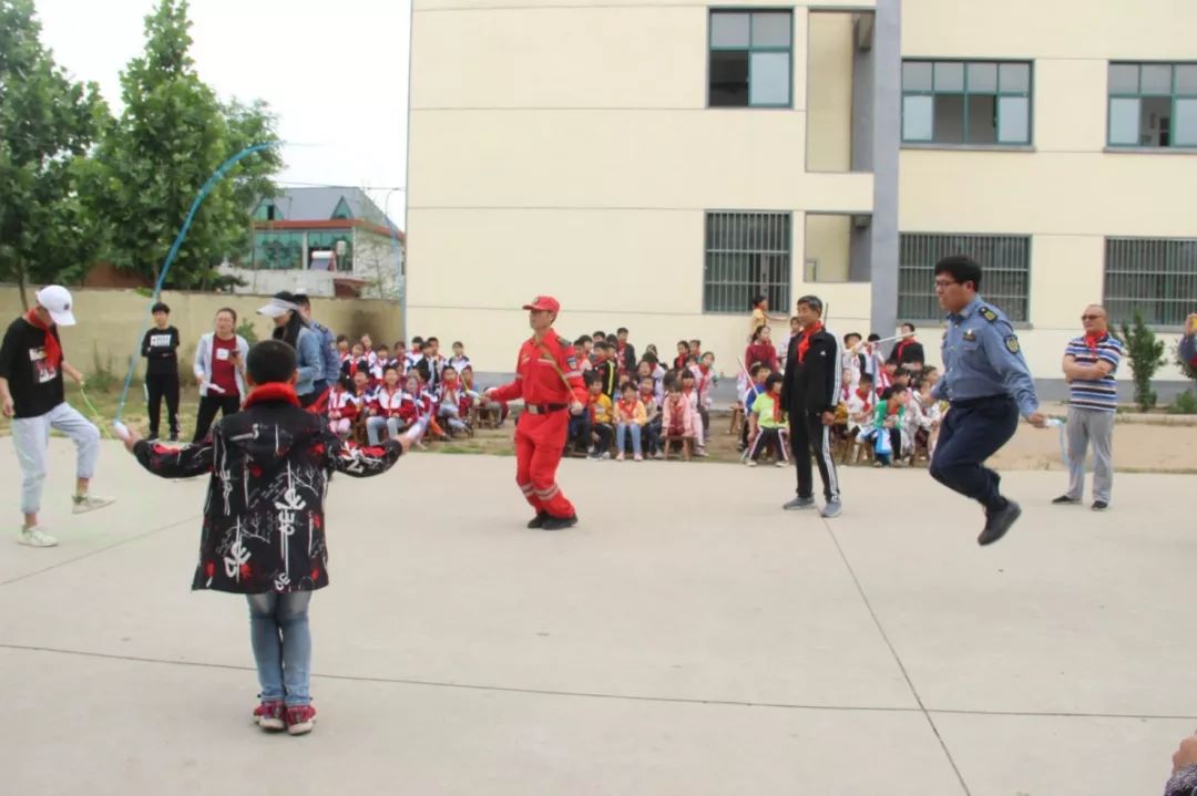 学校传承雷锋精神主题活动简报,弘扬雷锋精神汇演