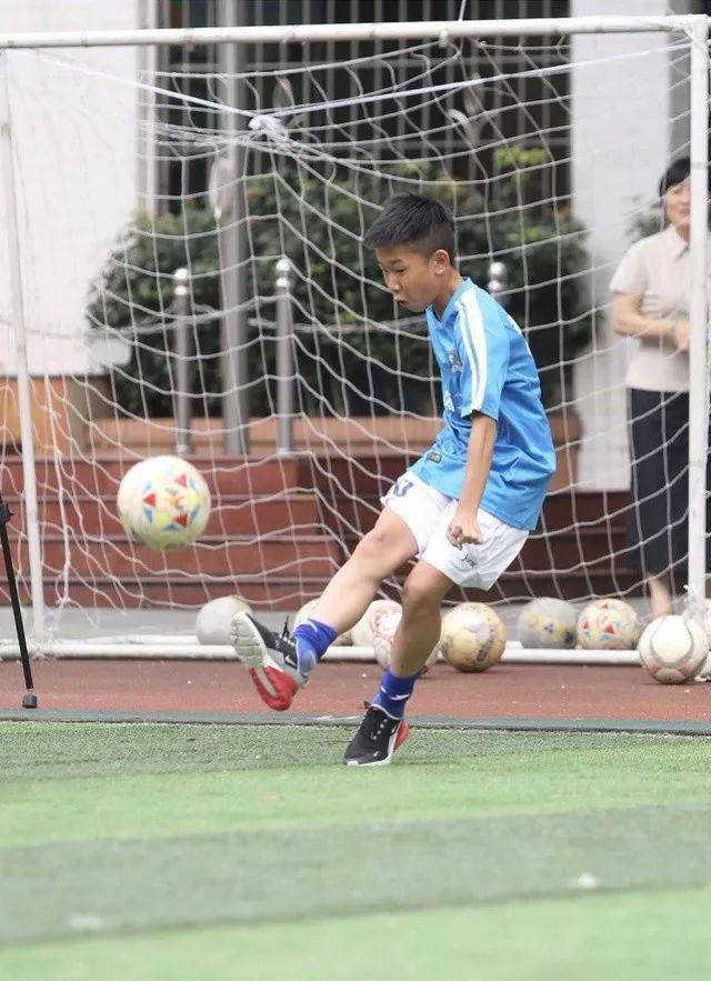 小学生踢出惊天国足,小学生踢出惊天世界波