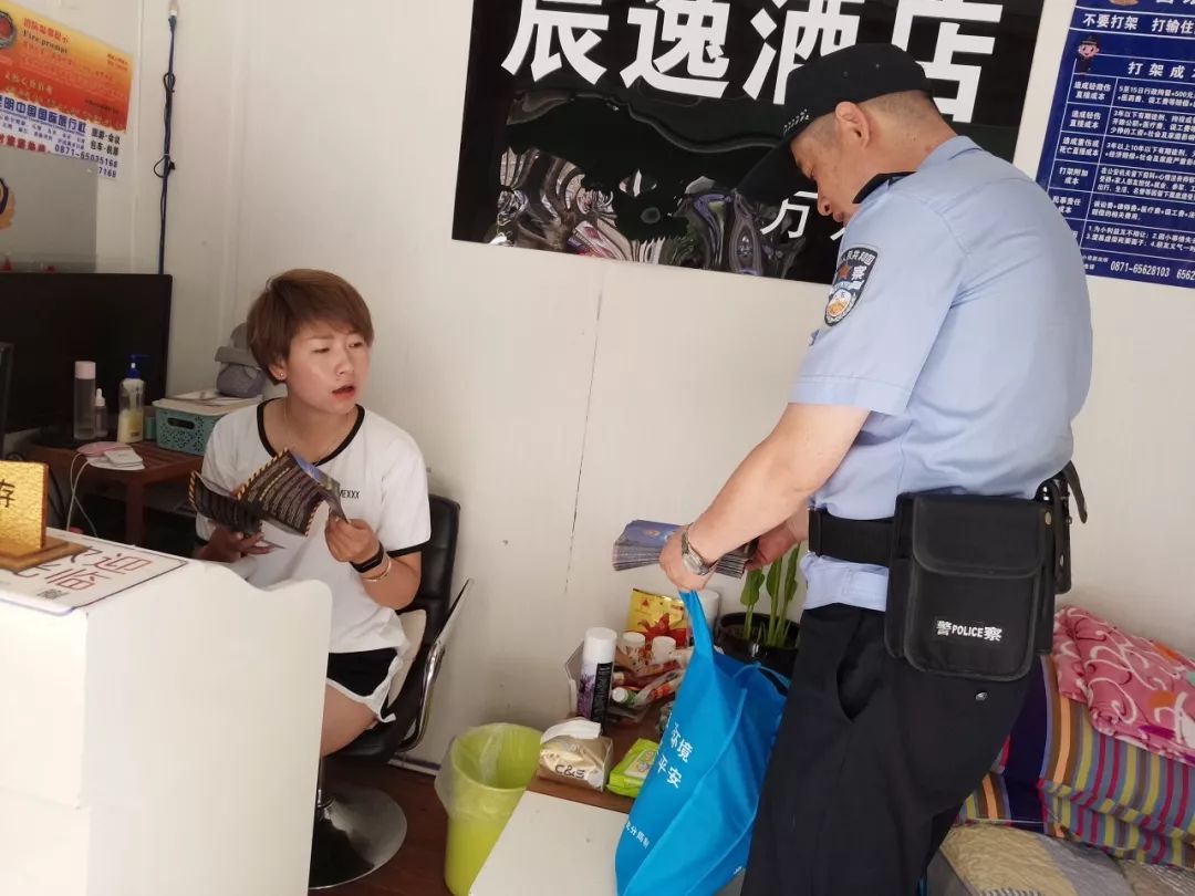 派出所民警进社区开展反电诈宣传,社区民警积极开展反电诈宣传活动
