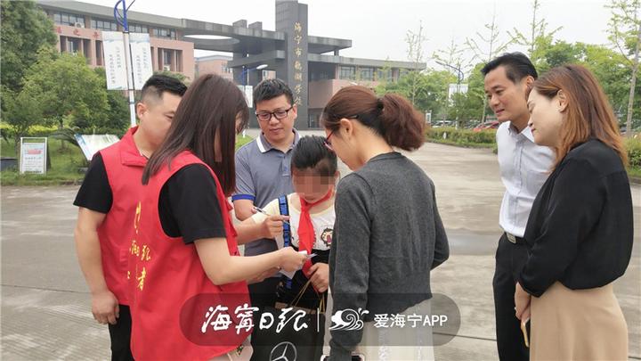 意外收到小朋友的礼物,小朋友收到神秘礼物