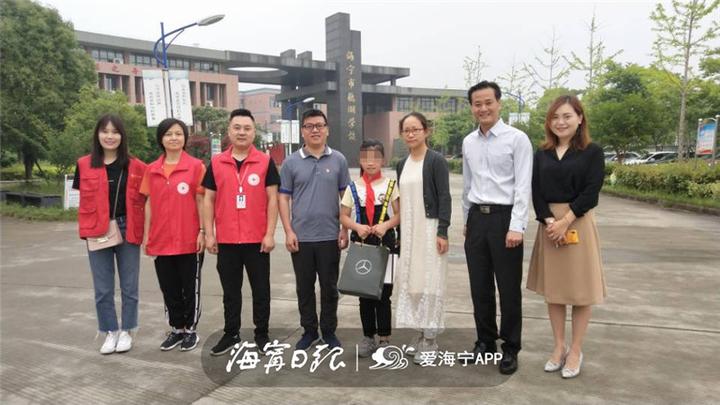 今天，海宁有61个小朋友收到神秘礼物，圆“小小心愿”