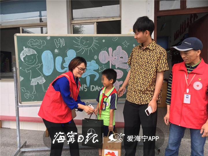 意外收到小朋友的礼物,小朋友收到神秘礼物