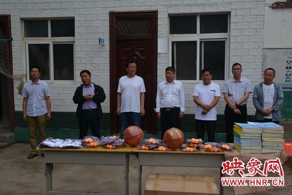 汝州市焦村乡魏沟村小学,爱心企业为留守儿童送礼包