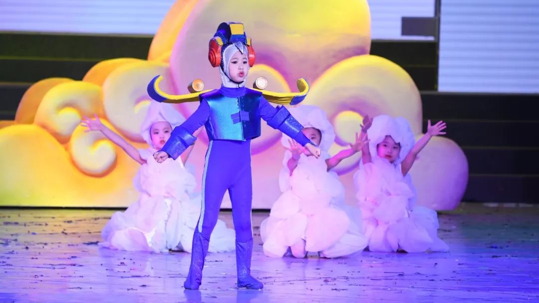 高清大图：“蓝天娃”精彩演绎《同在蓝天下》，向全国小朋友献礼